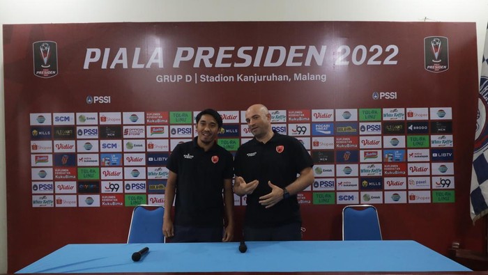 Pelatih PSM Makassar. Bernardo Tavares dan Pemain PSM, M Arfan