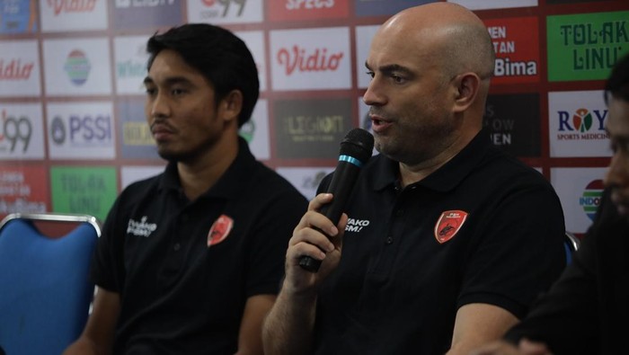 Pelatih PSM Makassar Bernardo Tavares saar pre match konferensi pers sebelum pertandingan melawan Persikabo 1973.