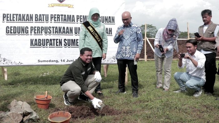 Peletakan batu pertama pembangunan Perpustakaan Daerah di Sumedang.