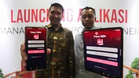 Direktur Usaha Angkutan Barang dan Tol Laut PT Pelayaran Nasional Indonesia (Persero) Yossianis Marciano (kiri) bersama Direktur Operasi dan Pengembangan Usaha PT PBM Sarana Bandar Nasional Murdiyoto (kanan) menunjukkan aplikasi Depo SBN saat peluncurannya di Surabaya, Jawa Timur, Selasa (14/6/2022).