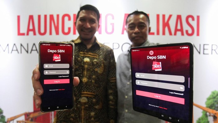 PELUNCURAN APLIKASI DEPO SBN Warga menunjukkan aplikasi Depo SBN saat peluncurannya di Surabaya, Jawa Timur, Selasa (14/6/2022). Aplikasi yang diluncurkan oleh PT PBM Sarana Bandar Nasional yang merupakan anak perusahaan dari PT Pelayaran Nasional Indonesia (Persero) itu bertujuan untuk meningkatkan layanan kepada para pengguna jasa baik pengirim barang maupun penerima barang. ANTARA FOTO/Didik Suhartono/rwa.