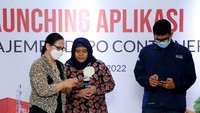 Warga yang juga menjadi para pengguna menjajal aplikasi Depo SBN usai diperkenalkan di Surabaya, Jawa Timur, Selasa (14/6/2022). Aplikasi yang diluncurkan oleh PT PBM Sarana Bandar Nasional yang merupakan anak perusahaan dari PT Pelayaran Nasional Indonesia (Persero) itu bertujuan untuk meningkatkan layanan kepada para pengguna jasa baik pengirim barang maupun penerima barang. dok. SBN