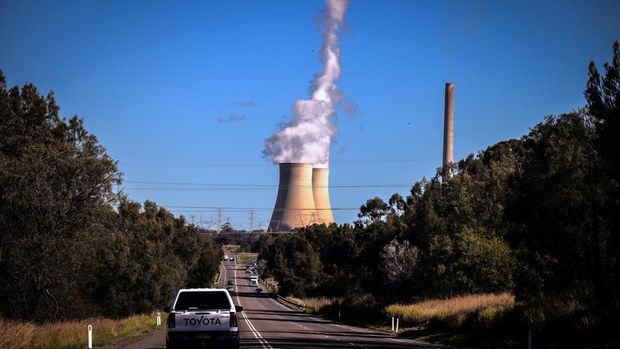 Asap dan uap mengepul dari pembangkit listrik tenaga batubara Bayswater yang terletak di dekat pusat kota Muswellbrook, New South Wales, New South Wales di Australia, Rabu (26/8/2022). (Photo by David Gray/Getty Images)