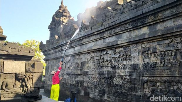 Pembersihan bebatuan Candi Borobudur, Kabupaten Magelang, Jawa Tengah, Selasa (14/6/2022).