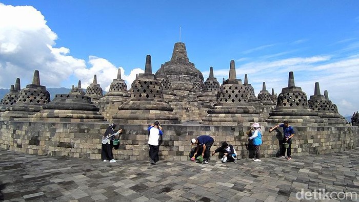 Pembersihan bebatuan Candi Borobudur, Kabupaten Magelang, Jawa Tengah, Selasa (14/6/2022).