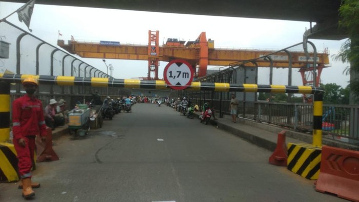 Penampakan box girder kereta cepat yang diviralkan Tol Becakayu ambruk.