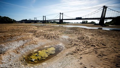 Gelombang Panas Bikin Sungai Loire di Prancis Mengering, Nih Fotonya
