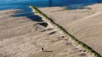 Sungai Loire di Prancis surut dan mengalami kekeringan. Diduga imbas akumulasi perubahan iklim.