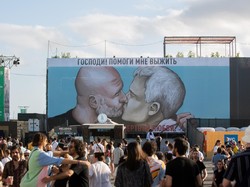 Potret mural raksasa Guardiola dan Mourinho berciuman itu terlihat di tengah festival musik Barcelona Primavera Sound 2022. (Foto: Europa Press via Getty Images/Europa Press News)