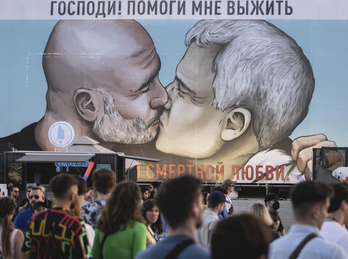 BARCELONA, SPAIN - JUNE 09: View of the mural depicting a kiss between Pep Guardiola and Jose Mourinho during Primavera Sound Festival on June 09, 2022 in Barcelona, Spain. (Photo by Xavi Torrent/WireImage)