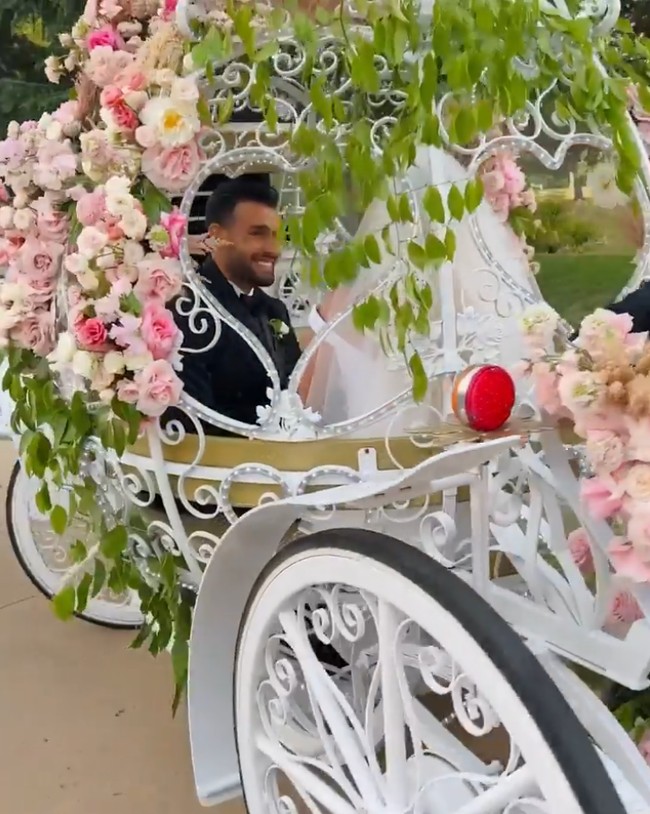 Usai melangsungkan pemberkatan, Britney Spears dan Sam Asghari merayakan kisah cinta mereka dengan menaiki kereta kuda dan berciuman di balkon bak putri dan pangeran. Foto: Instagram @samasghari