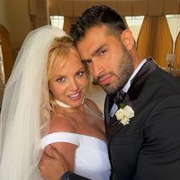 Gosip keretakan pernikahan Britney Spears dan Sam Asghari sudah muncul sejak Maret 2023. Saat itu keduanya terpotret di publik tanpa memakai cincin pernikahan. Juru bicara Sam saat itu mengatakan bahwa kliennya melepas cinin pernikahan karena syuting film.  Foto: Instagram @kevinostaj