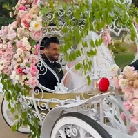 Usai melangsungkan pemberkatan, Britney Spears dan Sam Asghari merayakan kisah cinta mereka dengan menaiki kereta kuda dan berciuman di balkon bak putri dan pangeran. Foto: Instagram @samasghari