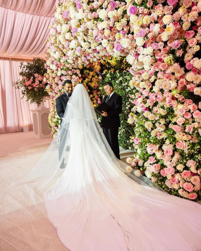 Pernikahan Britney Spears dan Sam Asghari yang kini diambang perceraian juga sempat berlangsung penuh drama. Neberapa jam sebelum pernikahan mereka, mantan suami pertama Britney Spears, Jason Alexander mencoba menggagalkan pernikahan mantan istrinya. Jason datang ke rumah mantan istrinya sambil melakukan Instagram Live. Dia merekam detik-detik di mana dia tampak ingin melakukan tindakan tidak wajar di pernikahan Britney Spears.  Foto: Instagram @kevinostaj