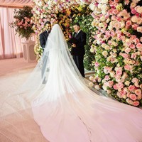 Pernikahan Britney Spears dan Sam Asghari yang kini diambang perceraian juga sempat berlangsung penuh drama. Neberapa jam sebelum pernikahan mereka, mantan suami pertama Britney Spears, Jason Alexander mencoba menggagalkan pernikahan mantan istrinya. Jason datang ke rumah mantan istrinya sambil melakukan Instagram Live. Dia merekam detik-detik di mana dia tampak ingin melakukan tindakan tidak wajar di pernikahan Britney Spears.  Foto: Instagram @kevinostaj