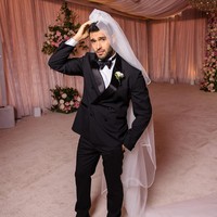 Sedangkan Sam Asghari sendiri terlihat gagah dengan tuksedo juga rancangan Donatella Versace.Foto: Instagram @samasghari