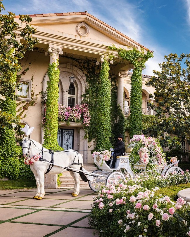 Rumah pasangan tersebut tampak seperti kastil di negeri dongeng pada hari pernikahan mereka. Selain karena dekorasi bunga dan rerumputan, kesan fairy tale juga terasa karena hadirnya kereta kuda.Foto: Instagram @kevinostaj