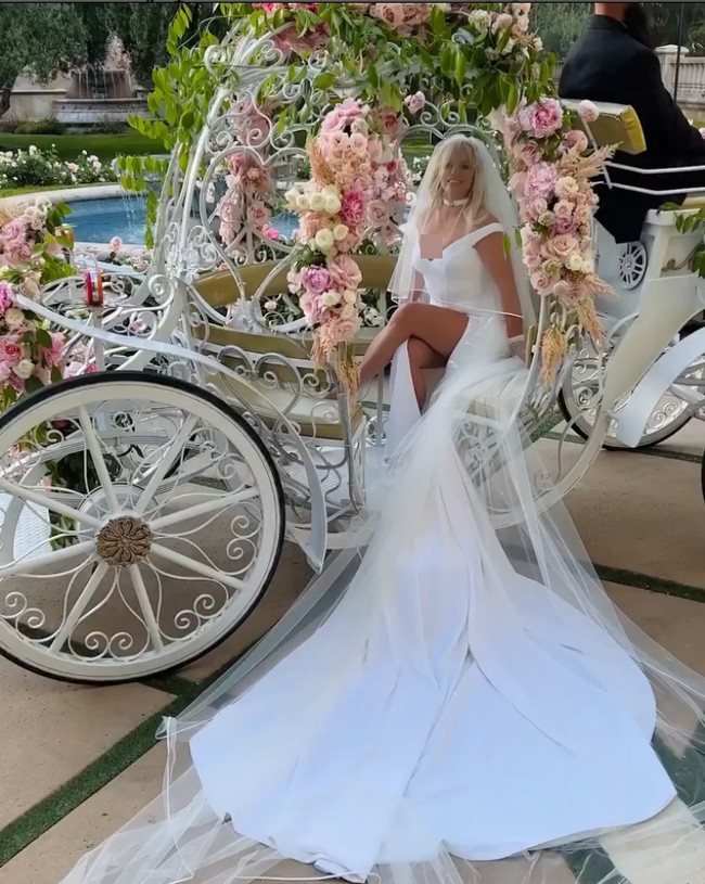 Begini pose Britney ketika menaiki kereta kuda yang disiapkan khusus untuk sang pengantin sebelum pernikahan.Foto: Instagram @samasghari