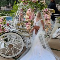 Begini pose Britney ketika menaiki kereta kuda yang disiapkan khusus untuk sang pengantin sebelum pernikahan.Foto: Instagram @samasghari