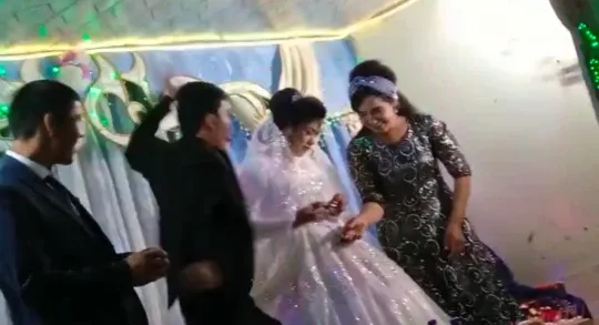 Video pernikahan viral pengantin pria pukul kepala pengantin wanita.