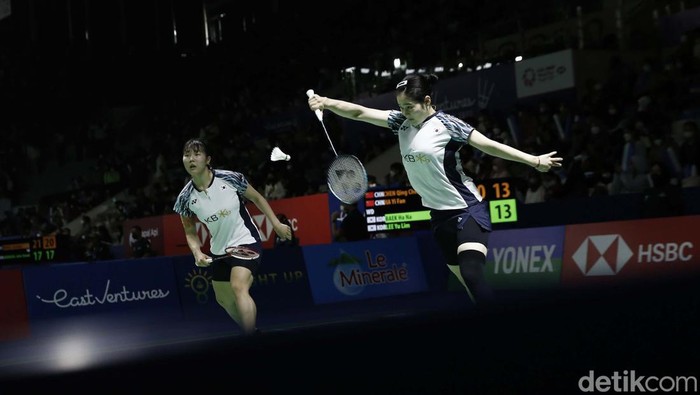 Pertarungan Sengit Ganda Putri No 1 Dunia dengan Pasangan Korea Pertarungan sengit terjadi antara ganda putri China Qing Chen/Jia Yi Fai vs pasangan Korea Baek Ha Na/Lee Yu Lim di Indonesia Open 2022. Pertarungan berlangsung hingga 3 set.