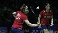 Chen Qing Chen/Jia Yi Fan merebut set pertama denga skor 21/14.