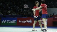 Chen Qing Chen/Jia Yi Fan berpelukan usai pertandingan yang melelahkan.