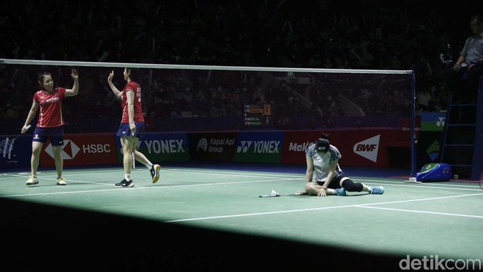 Pertarungan sengit terjadi antara ganda putri China Qing Chen/Jia Yi Fai vs pasangan Korea Baek Ha Na/Lee Yu Lim di Indonesia Open 2022. Pertarungan berlangsung hingga 3 set.