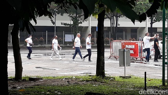 Perwakilan FIFA mengecek kondisi sekitar Stadion Manahan, Selasa (14/6/2022).