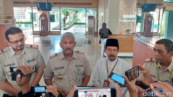 Petugas di Asrama Haji Surabaya