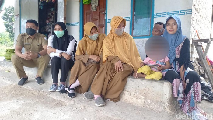 Petugas Puskesmas observasi balita kecanduan bensin di Sampang