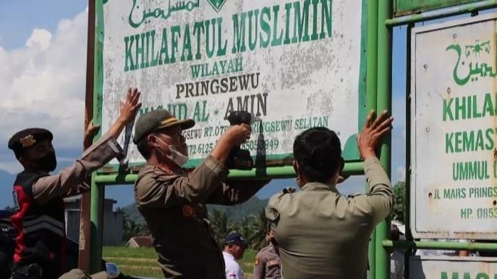Plang Khilafatul Muslimin di Pringsewu dibongkar petugas.