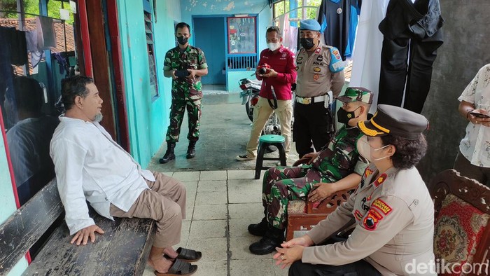 Polisi dan TNI mendatangi rumah yang dulunya jadi kantor Khilafatul Muslimin di Kota Semarang, Selasa (14/6/2022).
