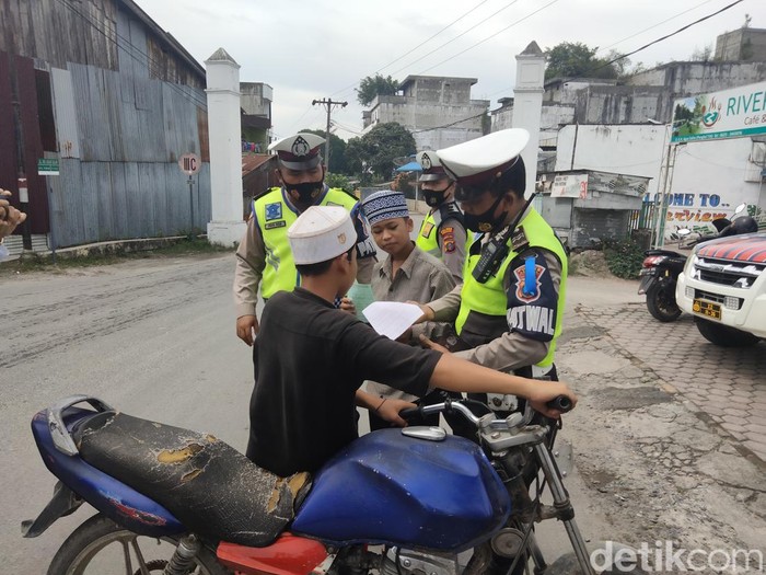Polisi menilang anak di bawah umur yang mengendarai sepeda motor pada operasi Patuh Toba 2022 di Kisaran. (Perdana/detikSumut)