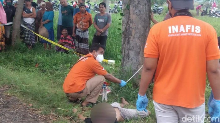 Polisi olah TKP penemuan mayat di Situbondo