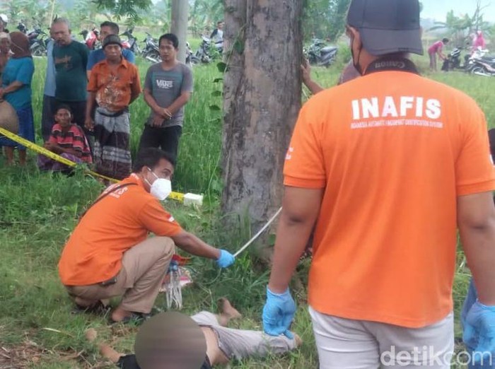 Polisi olah TKP penemuan mayat di Situbondo