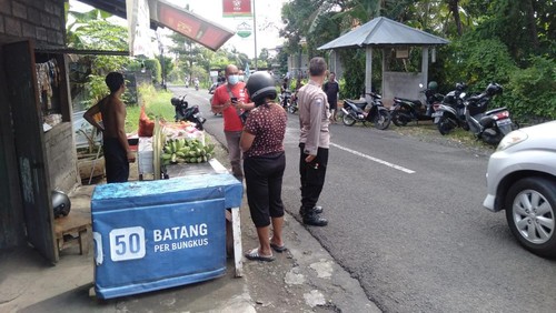 Polisi saat mendatangi tempat kejadian perkara (TKP) dan melakukan olah TKP, serta memeriksa CCTV di sekitar TKP.