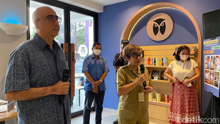 Disbudpar Kota Bandung menggandeng pelaku usaha untuk mempromosikan event-event di Kota Bandung. Salah satunya dengan peresmian comunity stories di kafe ini.