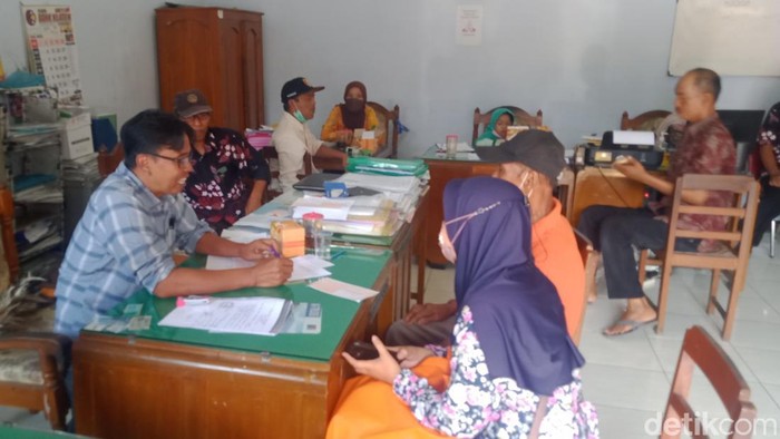 Proses pencairan uang ganti rugi Tol Jogja-Solo di Desa Demak Ijo, Kecamatan Karangnongko, Klaten, Selasa (14/6/2022).