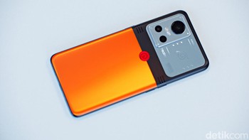 Ponsel ini memiliki warna oranye dengan parisi hitam yang mirip dengan karakter Naruto. Foto: Adi Fida Rahman/detikINET
