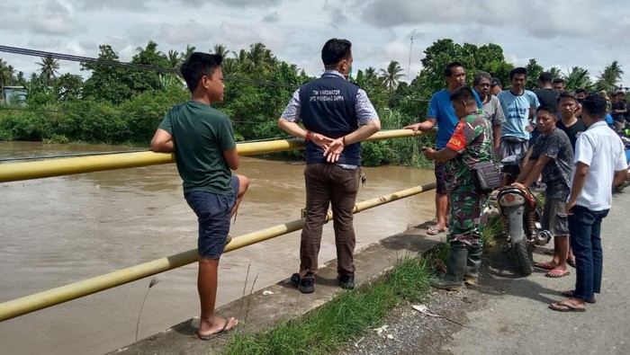 Remaja perempuan di Wajo hilang terseret arus saat membuang sampah di aliran sungai.