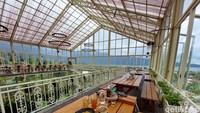 Bagi yang memilih table service, mereka bisa memilih beragam menu dan akan makan di lantai dua restoran.