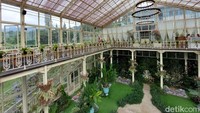 Sebenarnya, Rumah Gemuk adalah gedung yang biasa digunakan untuk pesta pernikahan, prewedding, beragam acara hingga photoshoot. Namun, sekarang tempat ini juga berfungsi sebagai restoran yang menyajikan kuliner beragam.