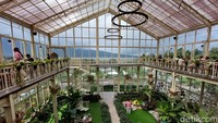 Di lantai kedua terdapat beberapa meja yang makan. Dari sini kamu bisa melihat dengan leluasa keindahan Danau Bedugul yang menawan. Terbayang nggak makan dengan view seindah ini?