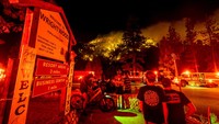 Petugas pemadam kebakaran sudah berada di lokasi untuk memadamkan api.