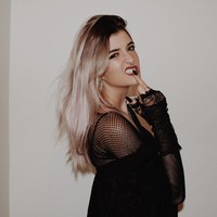 Remaja berusia 18 tahun itu tampak mengunggah sebuah foto dirinya mengenakan bikini ke Instagram. Dalam keterangan unggahan tertulis,Klik tautan di bio saya jika kamu ingin melihat lebih banyak. Link pada bio Instagramnya itu yang kemudian mengarahkan ke beberapa situs miliknya, salah satunya OnlyFans. Foto: Instagram/@samisheen