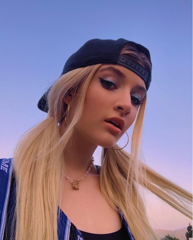 Dilansir dari Daily Mail, biaya langganan untuk konten eksklusif Sami selama satu bulan dibanderol dengan harga sekitar Rp 294 ribu. Sedangkan untuk pelanggan tetap akan mendapatkan diskon. Sejauh ini Sami sendiri baru mengunggah 1 konten di akunnya tersebut. Foto: Instagram/@samisheen