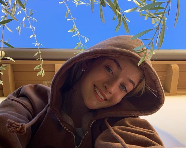 Tak hanya itu saja, Sami juga mengaku sudah putus sekolah dan pindah ke rumah ayahnya, Charlie Sheen. Namun kini kabarnya Charlie sudah kembali ke rumah Denise. Foto: Instagram/@samisheen