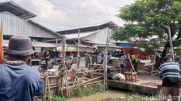Satpol PP Bongkar Bangunan Liar di Saluran Irigasi Pasar Kranggot Cilegon
