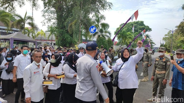 Sejumlah tenaga honorer yang tergabung dalam Paguyuban Honorer Ciamis, Jawa Barat, melakukan aksi damai ke Sekretariat Daerah Ciamis, Selasa (14/6/2022).